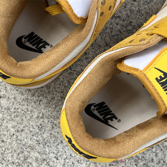 Nike Dunk Low WMNS “Gold Suede” Sneaker       DV7411-200 - EUR FASHION