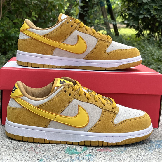 Nike Dunk Low WMNS “Gold Suede” Sneaker       DV7411-200 - EUR FASHION