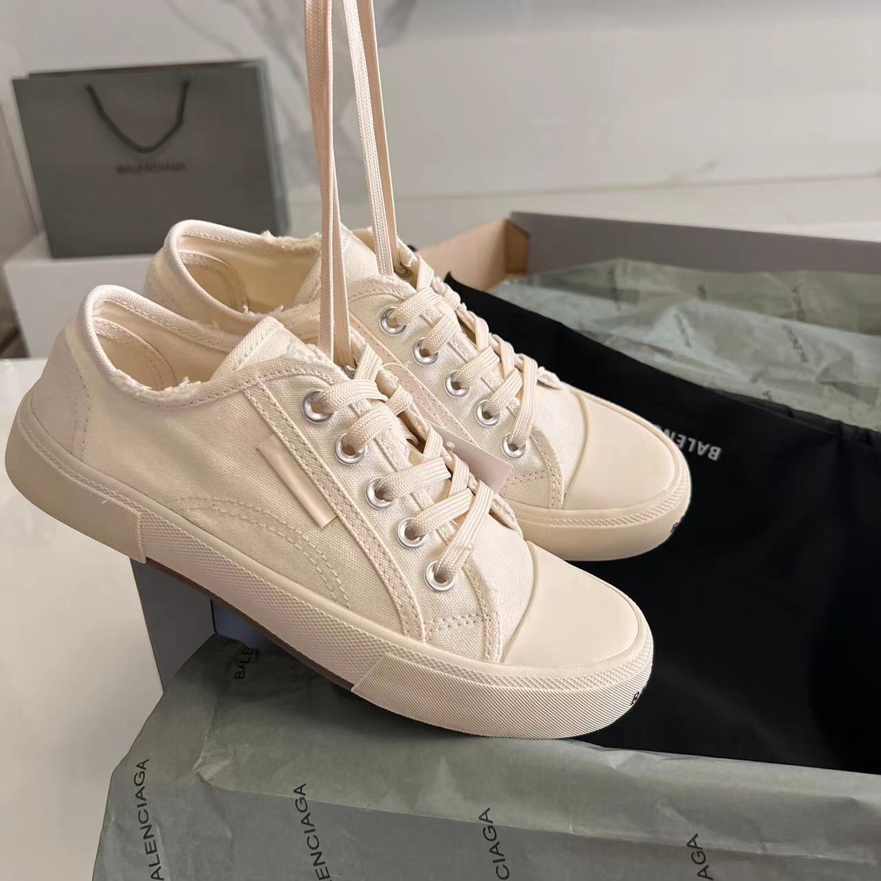 Balenciaga Paris Low Top Sneaker In White  - EUR FASHION