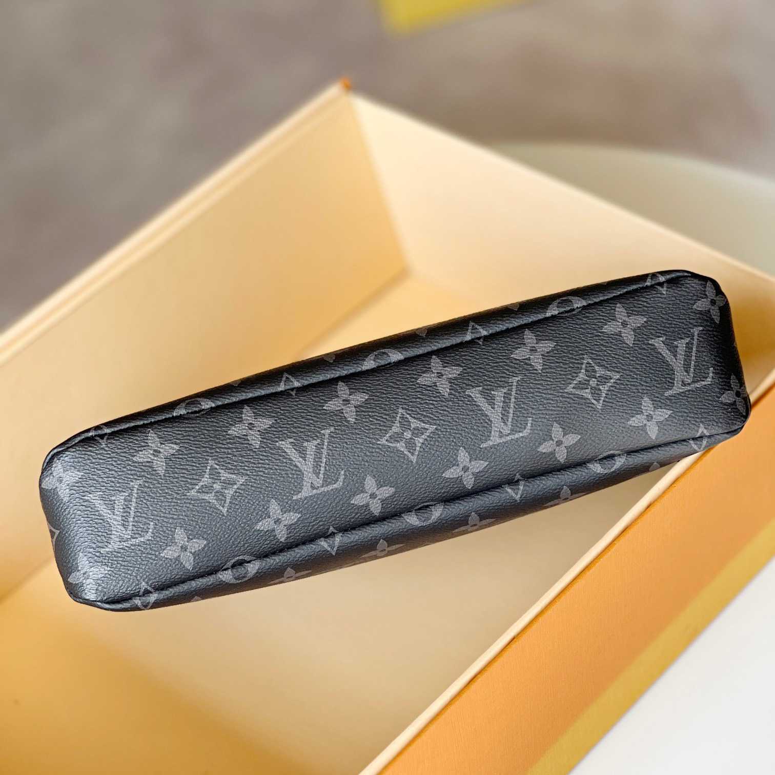 Louis Vuitton Pochette Voyage Souple (32 x 21 x 8cm)  M82543 - EUR FASHION