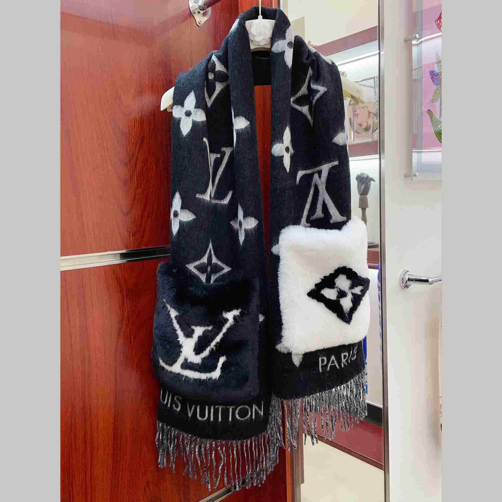 Louis Vuitton Cold Reykjavik Scarf - EUR FASHION