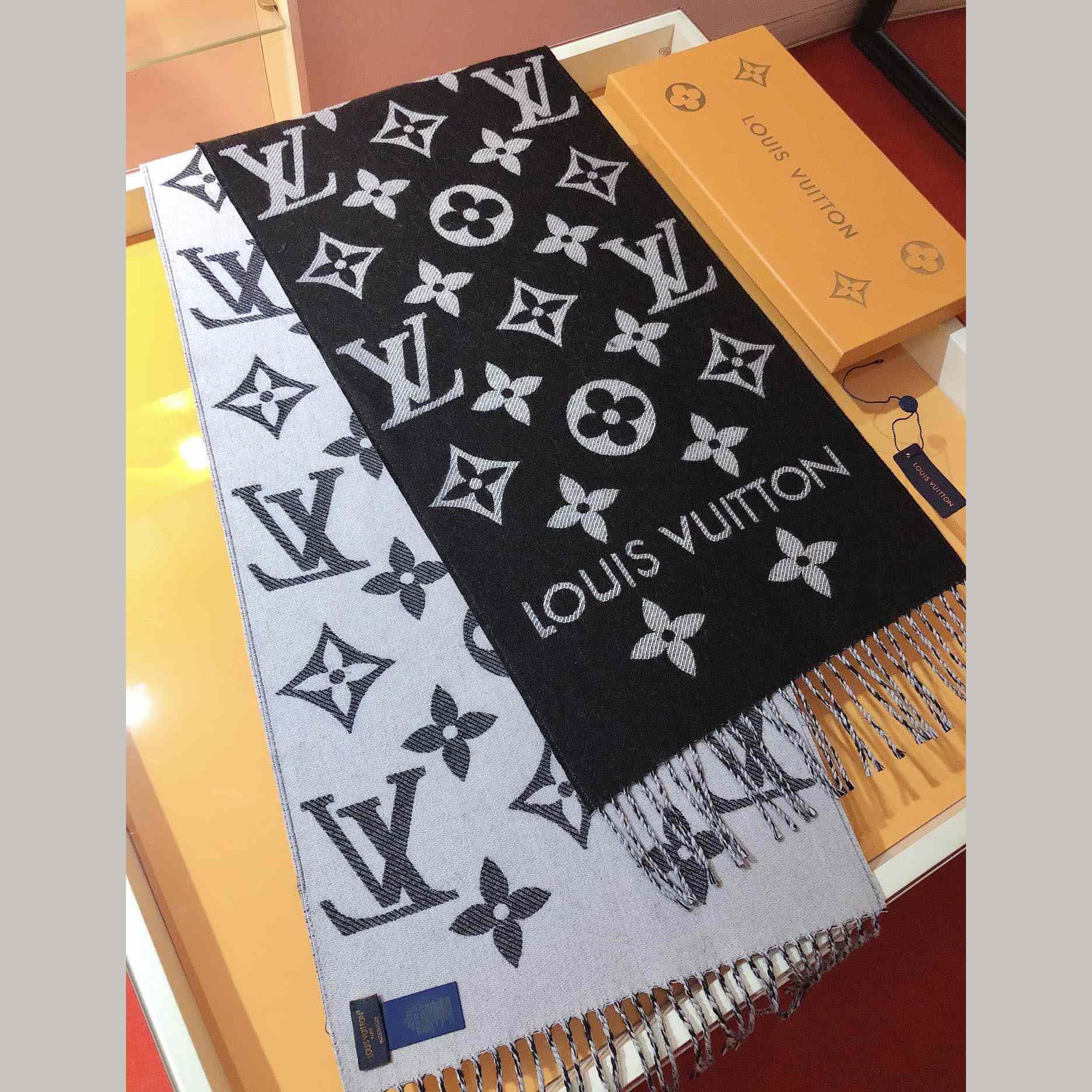 Louis Vuitton LV Essential Scarf - EUR FASHION