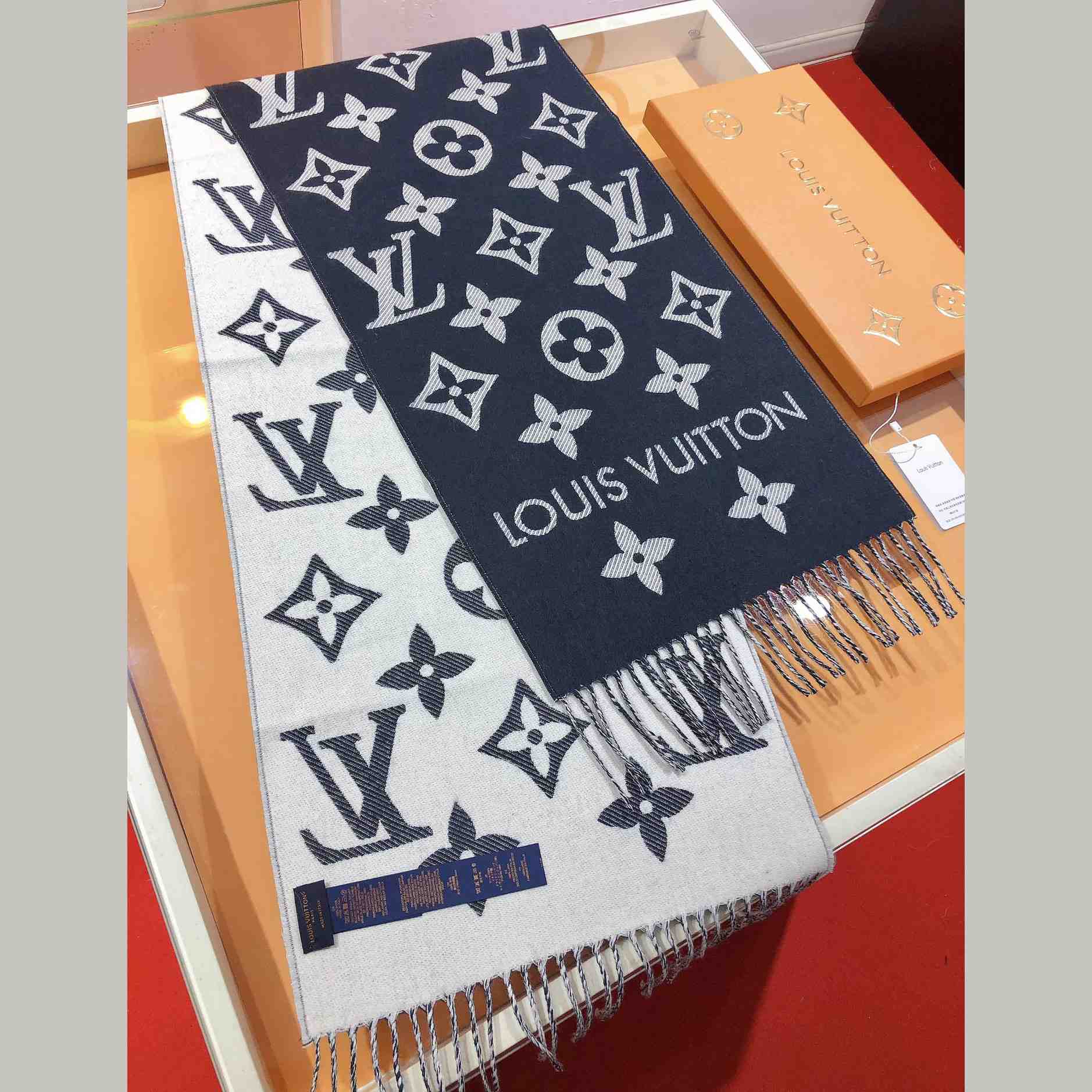 Louis Vuitton LV Essential Scarf - EUR FASHION