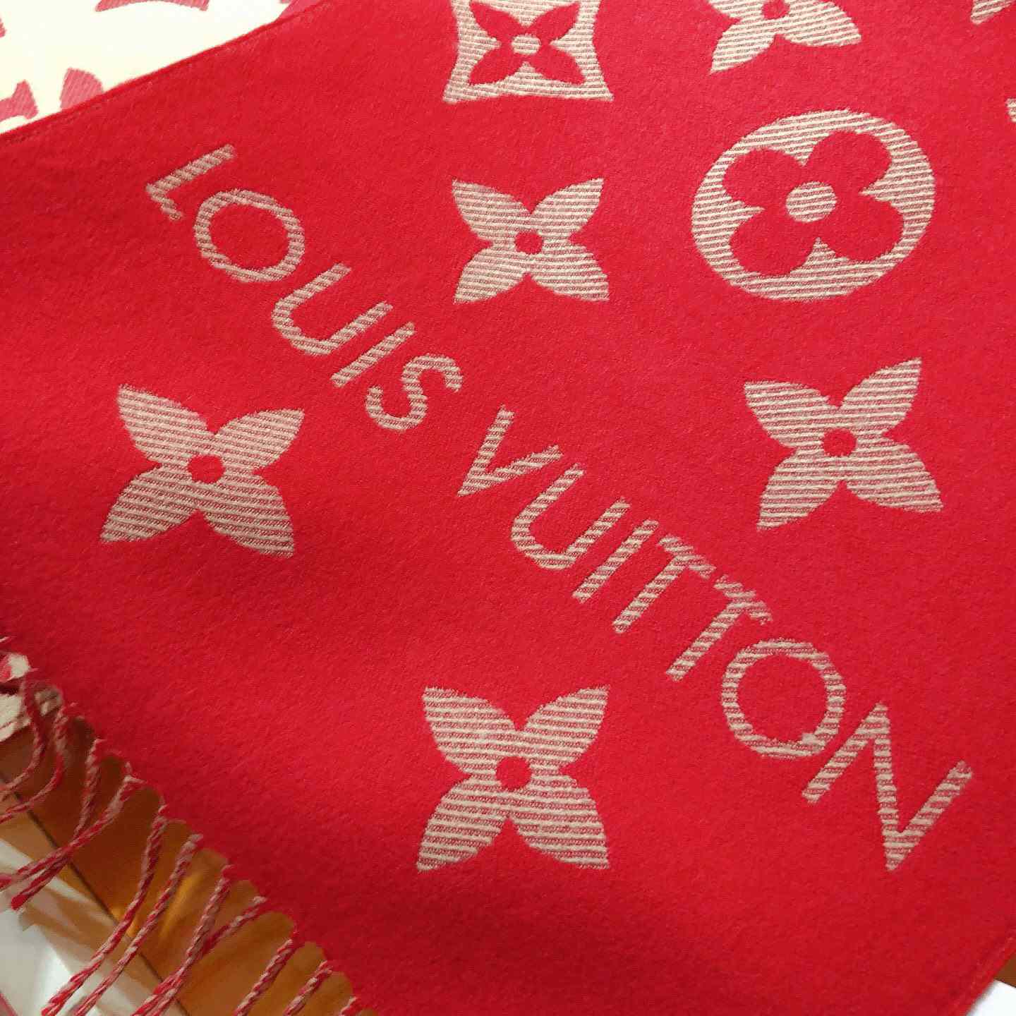 Louis Vuitton LV Essential Scarf - EUR FASHION