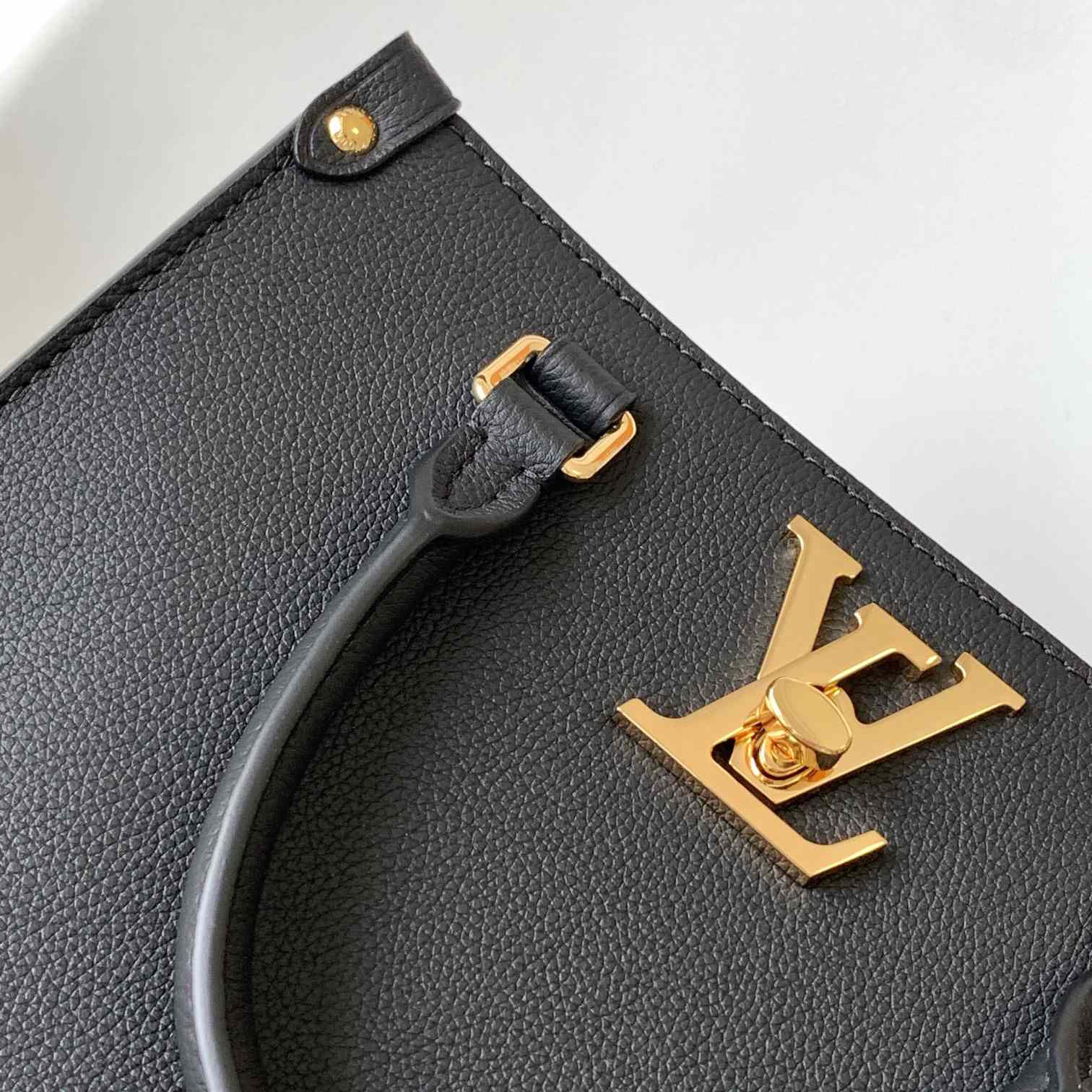 Louis Vuitton Lock & Go Handbag    M22311 - EUR FASHION