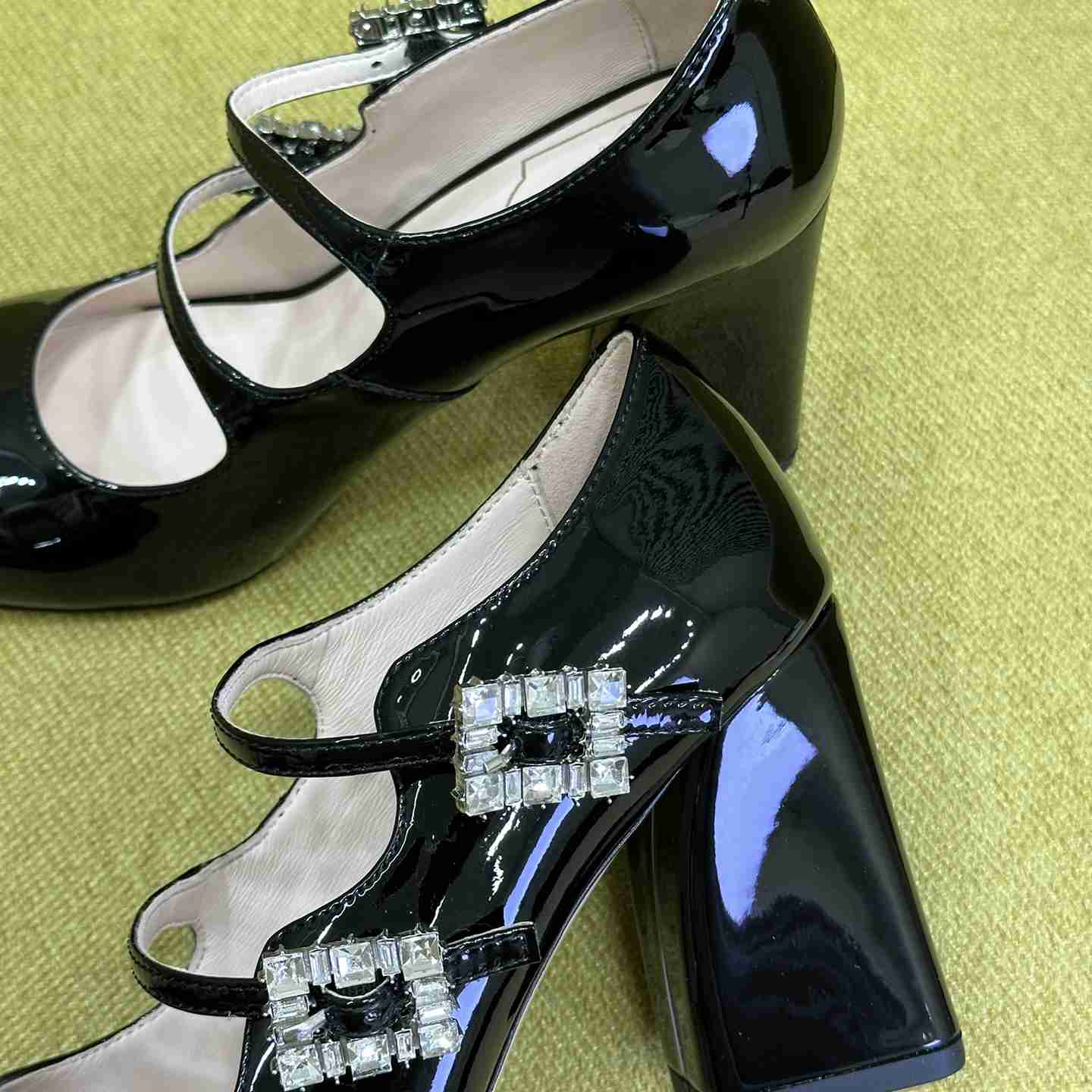 Roger Vivier Trés Vivier Strass Buckle Mini Babies Pumps in Patent Leather - EUR FASHION