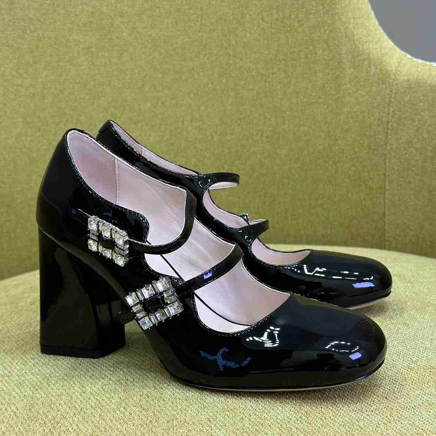 Roger Vivier Trés Vivier Strass Buckle Mini Babies Pumps in Patent Leather - EUR FASHION