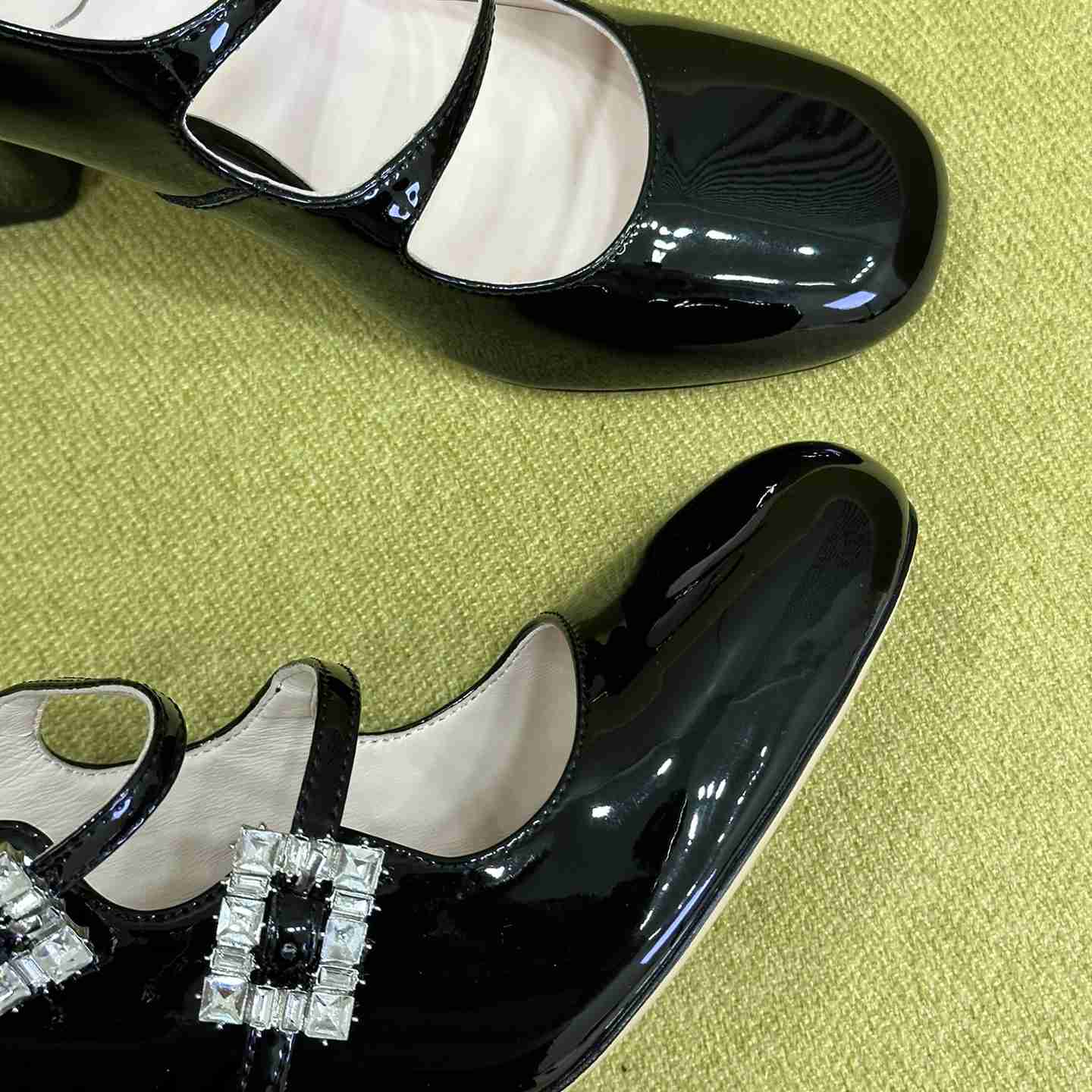 Roger Vivier Trés Vivier Strass Buckle Mini Babies Pumps in Patent Leather - EUR FASHION