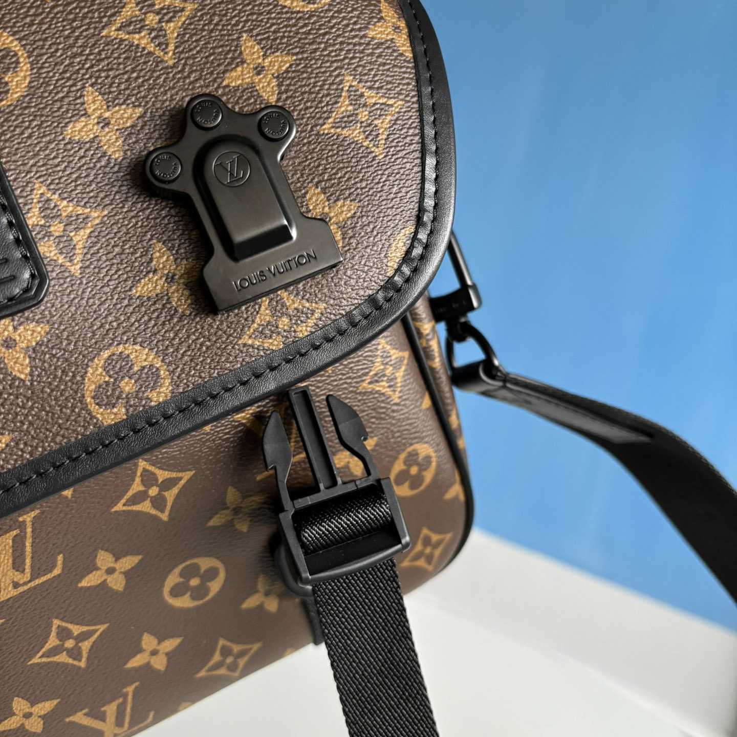 Louis Vuitton LV Trail Messenger          M46972 - EUR FASHION