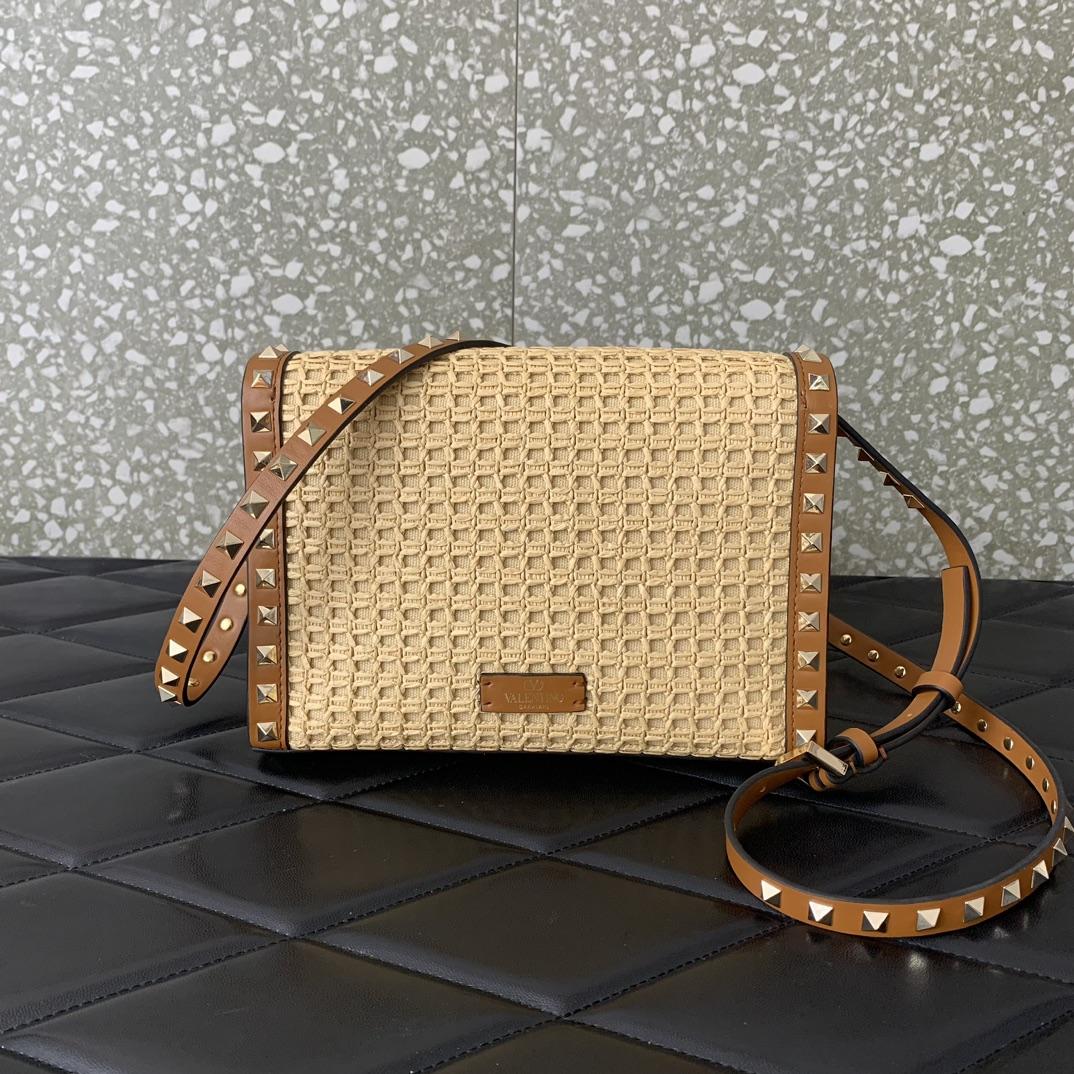 Valenti Small Rockstud Shoulder Bag in Wove Raffia(22.5-15.5-6cm) - EUR FASHION