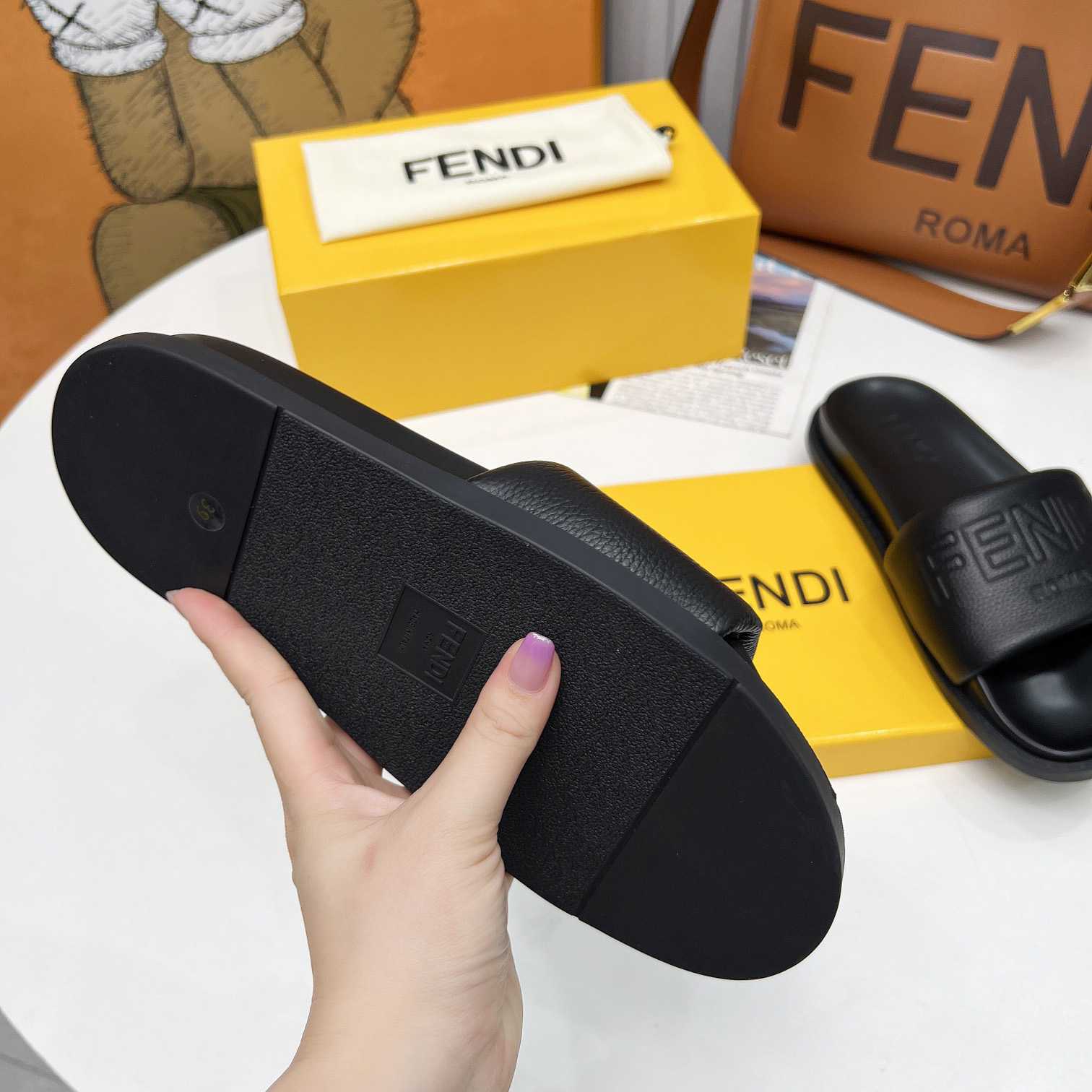 Fendi Roma Slides Black Leather Fussbett - EUR FASHION