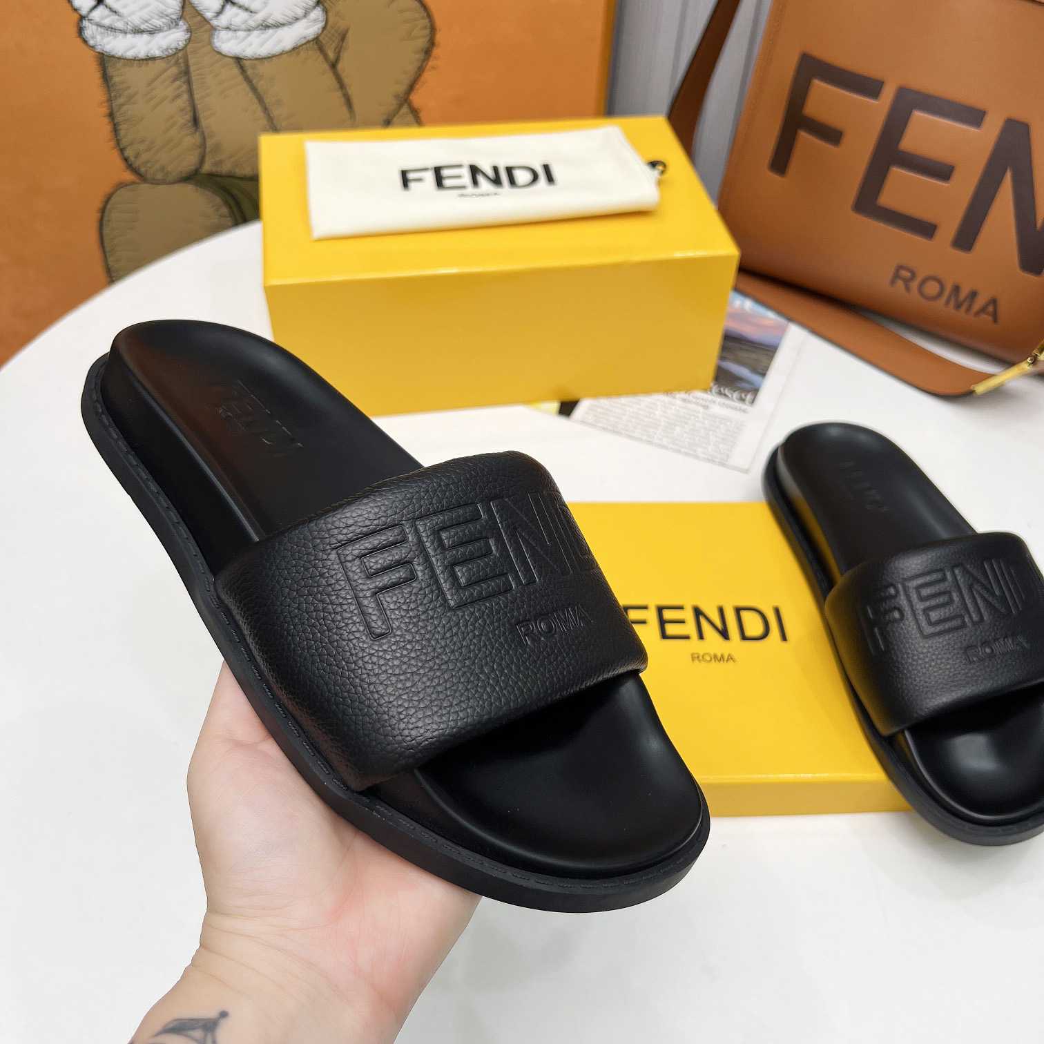 Fendi Roma Slides Black Leather Fussbett - EUR FASHION