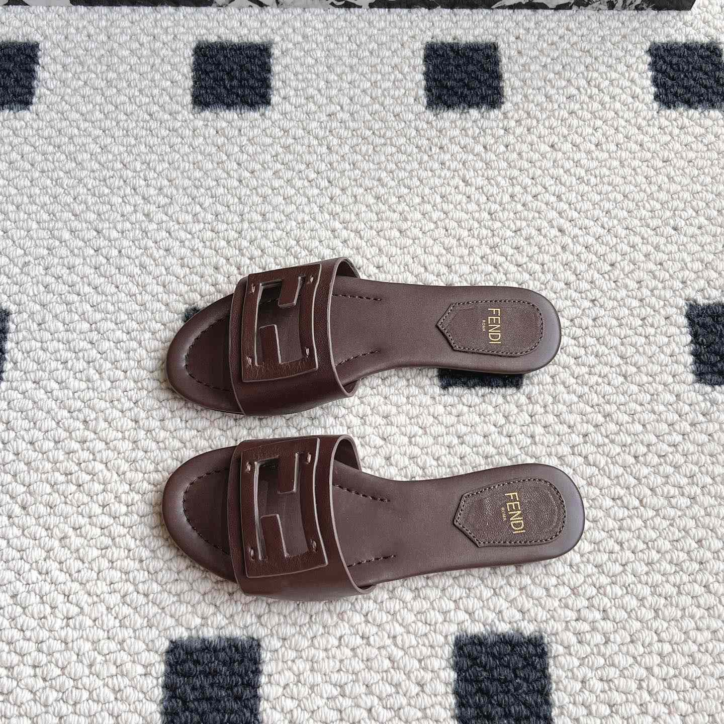 Fendi Baguette Brown Leather Slides - EUR FASHION