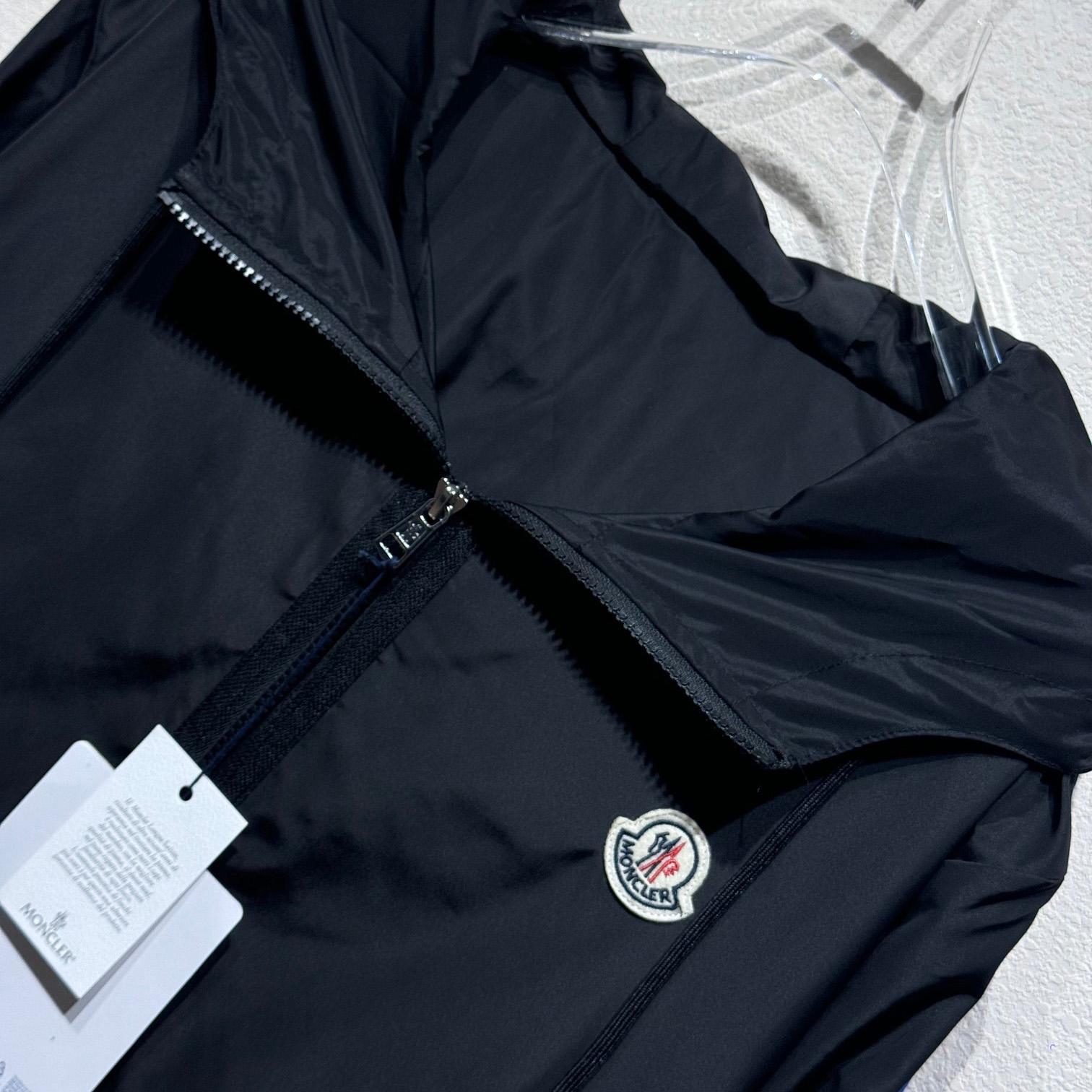 Moncler Hattab Logo-Patch Hooded Rain Jacket - EUR FASHION