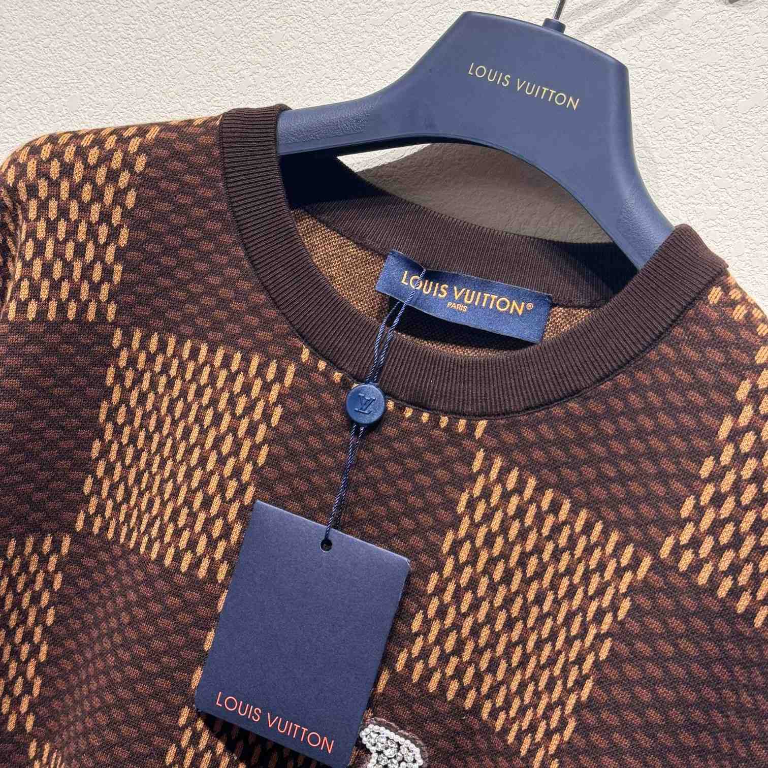 Louis Vuitton Short-Sleeved Cotton Damier Crewneck With Crystal LV Patch     1AFIUP - EUR FASHION