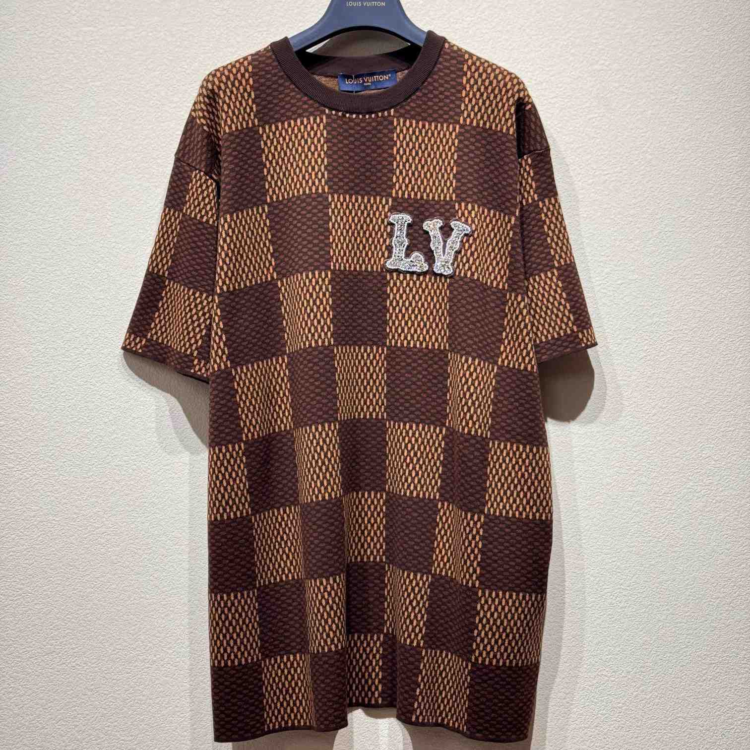 Louis Vuitton Short-Sleeved Cotton Damier Crewneck With Crystal LV Patch     1AFIUP - EUR FASHION