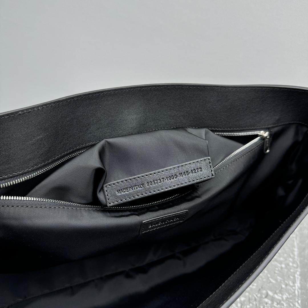 Balenciaga Grungy Medium Messenger Bag In Black - EUR FASHION