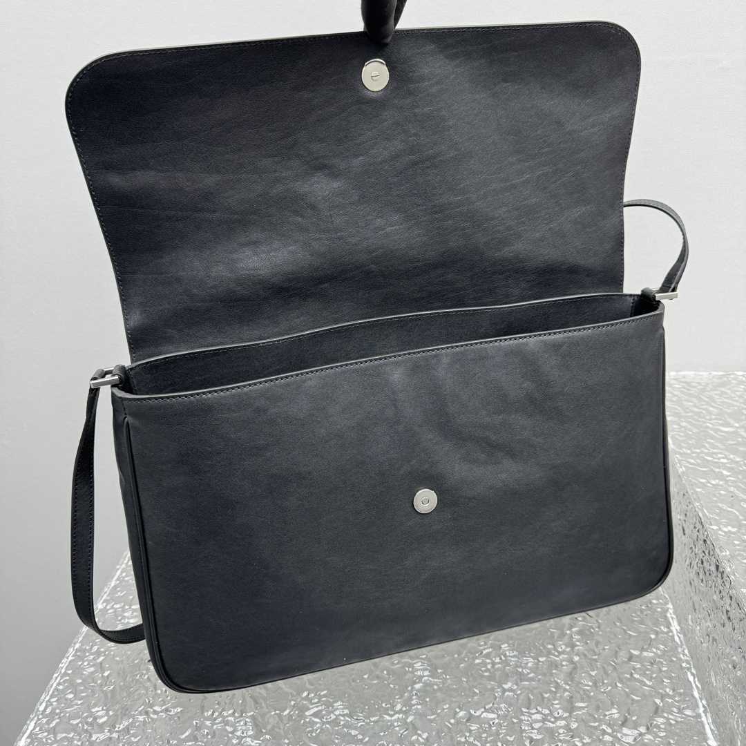 Balenciaga Grungy Medium Messenger Bag In Black - EUR FASHION