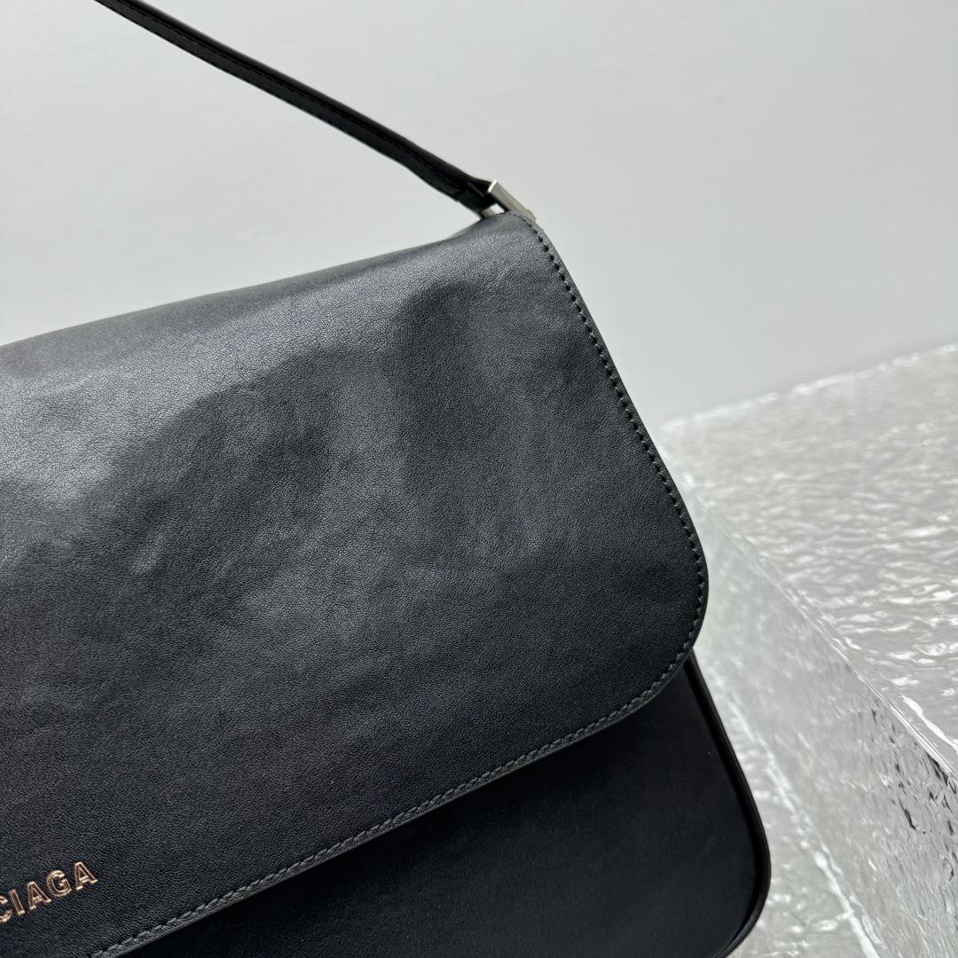 Balenciaga Grungy Medium Messenger Bag In Black - EUR FASHION