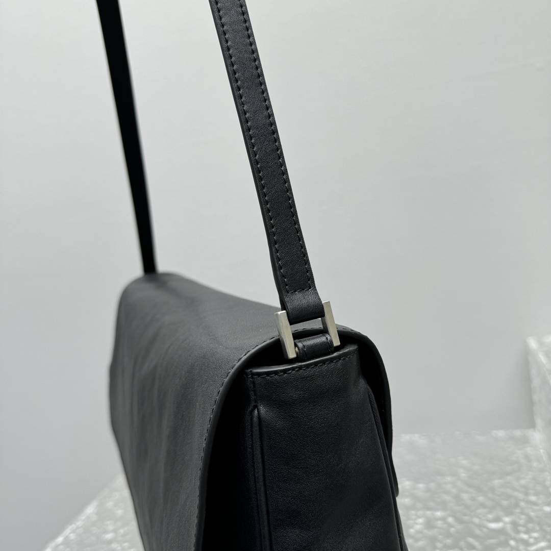 Balenciaga Grungy Medium Messenger Bag In Black - EUR FASHION