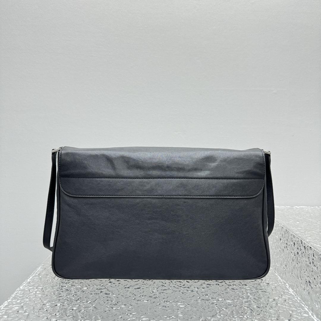 Balenciaga Grungy Medium Messenger Bag In Black - EUR FASHION