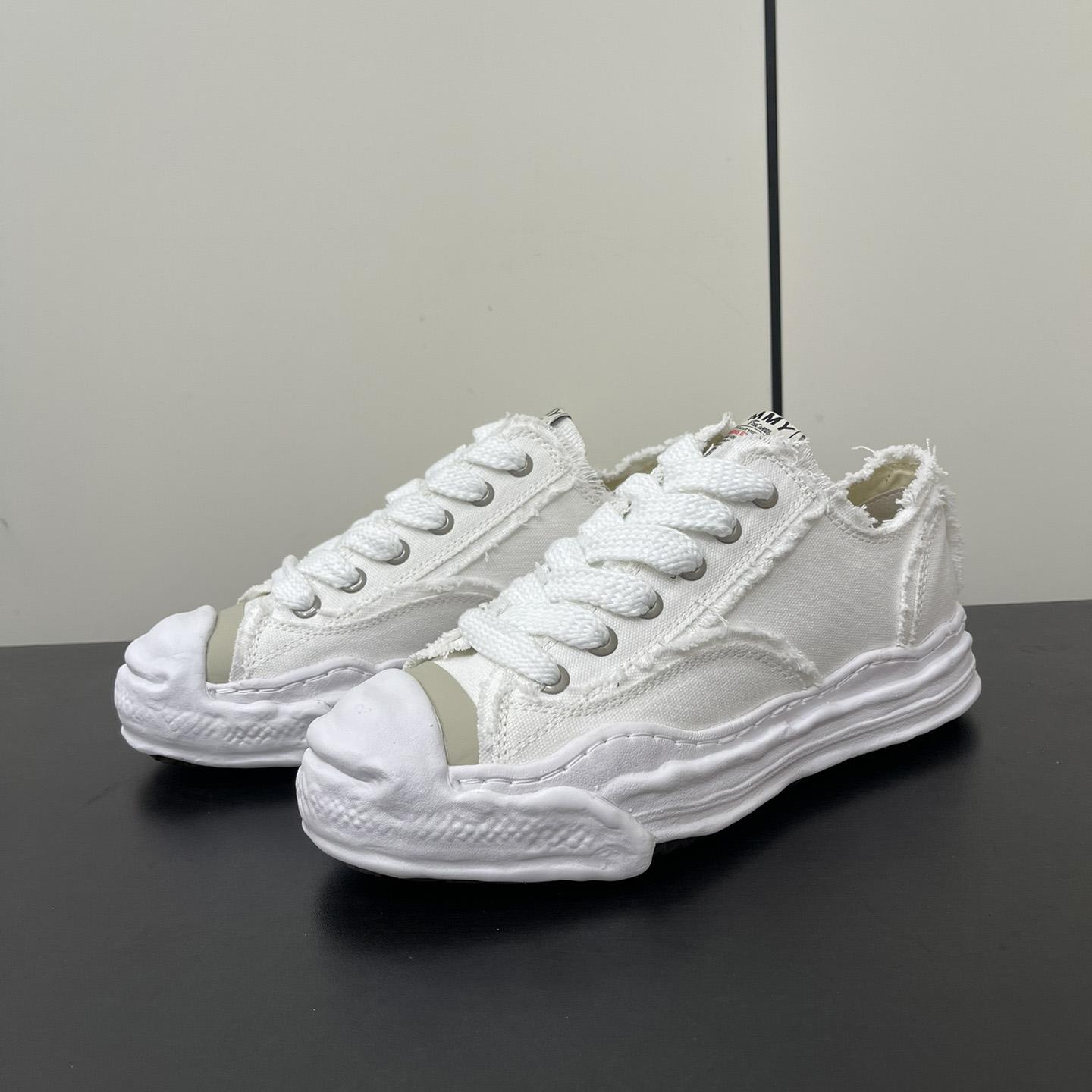 Maison Mihara Yasuhiro Low-Top Sneakers - EUR FASHION